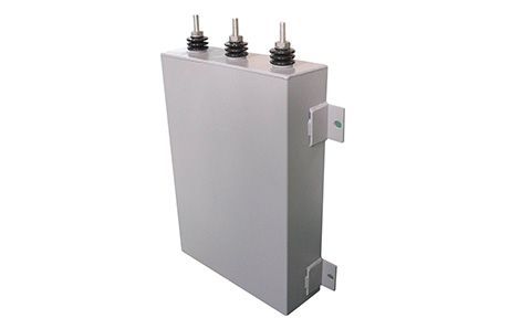 電容器的容量大小與什么有關？為什么？